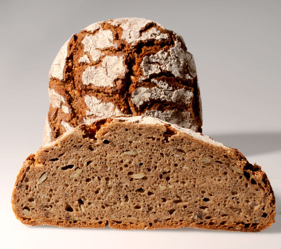 Dunkles Bauernbrot, angeschnitten