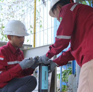 Tim Mertani sedang menyiapkan sensor pada perangkat SPARING dalam implementasi pengolahan limbah cair