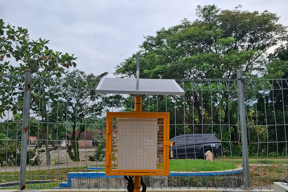 Pemantauan curah hujan menjadi aspek penting dalam pengelolaan sumber daya air dan mitigasi bencana. Intensitas curah hujan yang tidak terkontrol dapat memicu banjir, tanah longsor, maupun kekeringan.