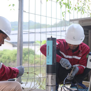 Tim Mertani mempersiapkan dan mengecek sensor untuk klien mengatasi air limbah industri pada bisnis yang dijalankan