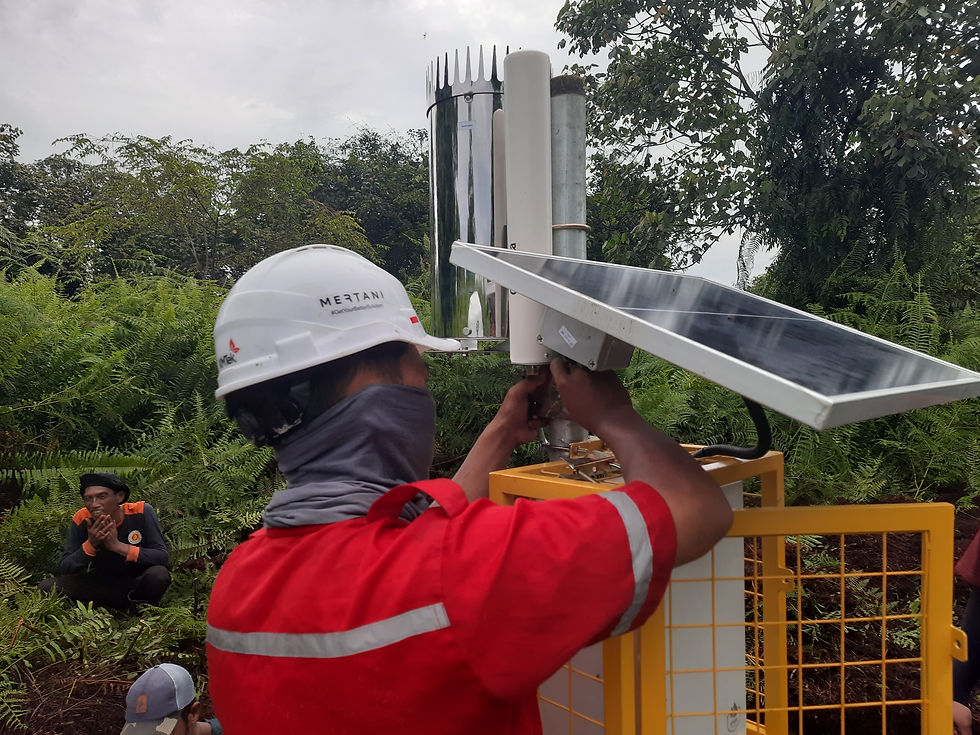 Untuk mendukung fungsi ini, tim Mertani memasang Alat Pantau Tinggi Muka Air Tanah Gambut di Desa Pinang Luar, Kecamatan Kubu, Kabupaten Kubu Raya, Kalimantan Barat. Pada 24 hingga 25 November 2024.