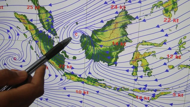 Cuaca ekstrem seperti hujan lebat, banjir bandang, dan angin kencang kini semakin sering terjadi di Indonesia