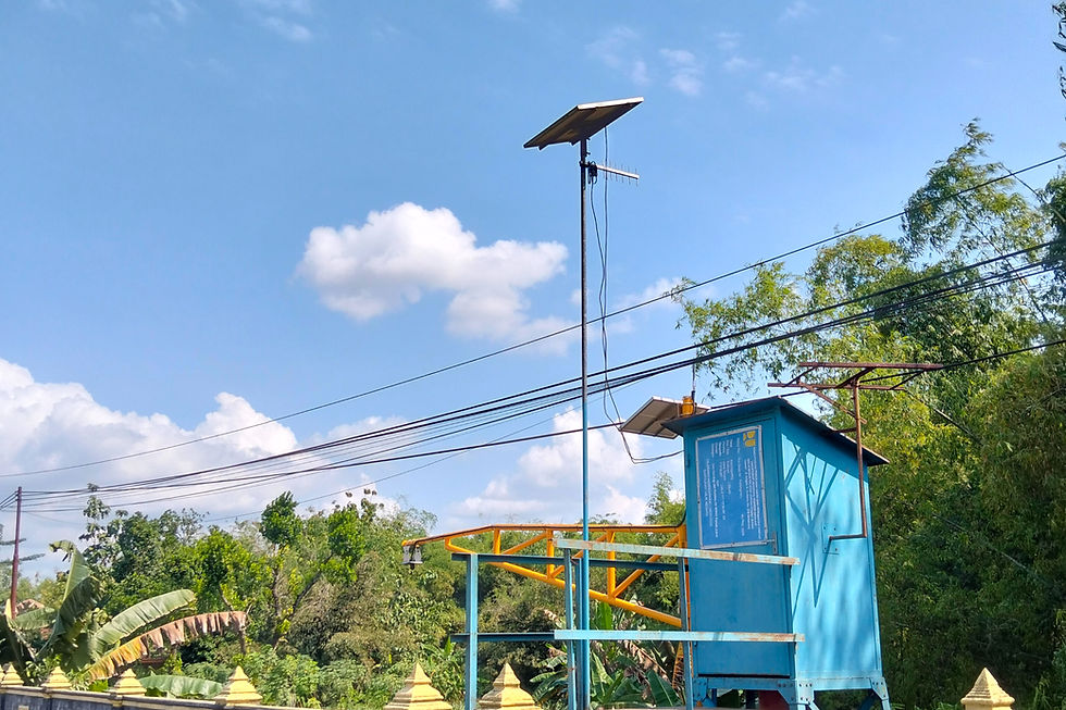 panel harus dipasang di seberang sungai, sehingga diperlukan penyebrangan kabel dengan ketinggian mencapai 14 meter di atas jembatan