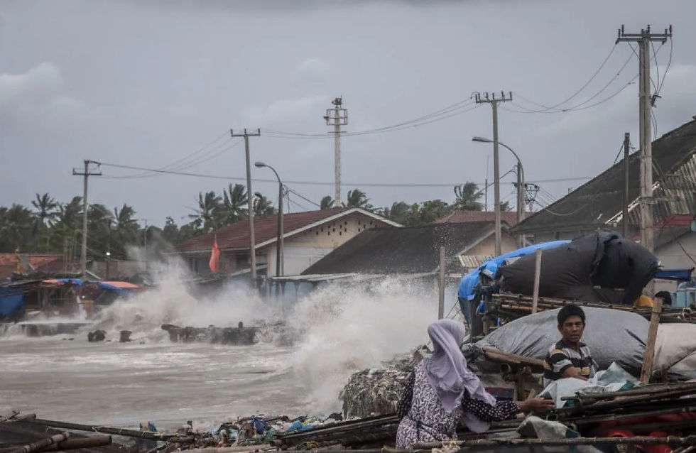 Ketika tsunami menerjang, ratusan pekerja masih berada di dalam kompleks indutri karena tidak adanya sistem evakuasi darat yang aktif.