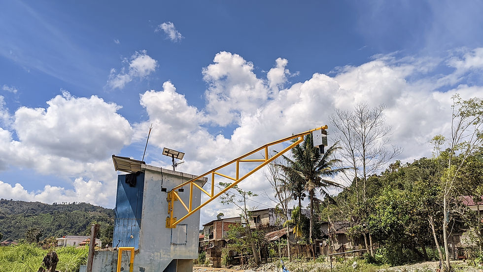 Penerapan Early Warning System (EWS) banjir yang efektif, memungkinkan para pemangku kepentingan dari petani tambak hingga pengelola pelabuhan untuk melakukan antisipasi dini, seperti evakuasi stok bibit atau penguatan pelindung tambak