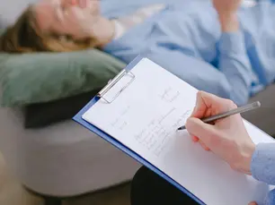 Sự khác biệt giữa trị liệu tâm lý, huấn luyện ADHD (coaching) và can thiệp y học