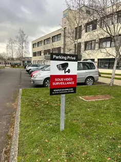 Panneau signalétique sur mat alu