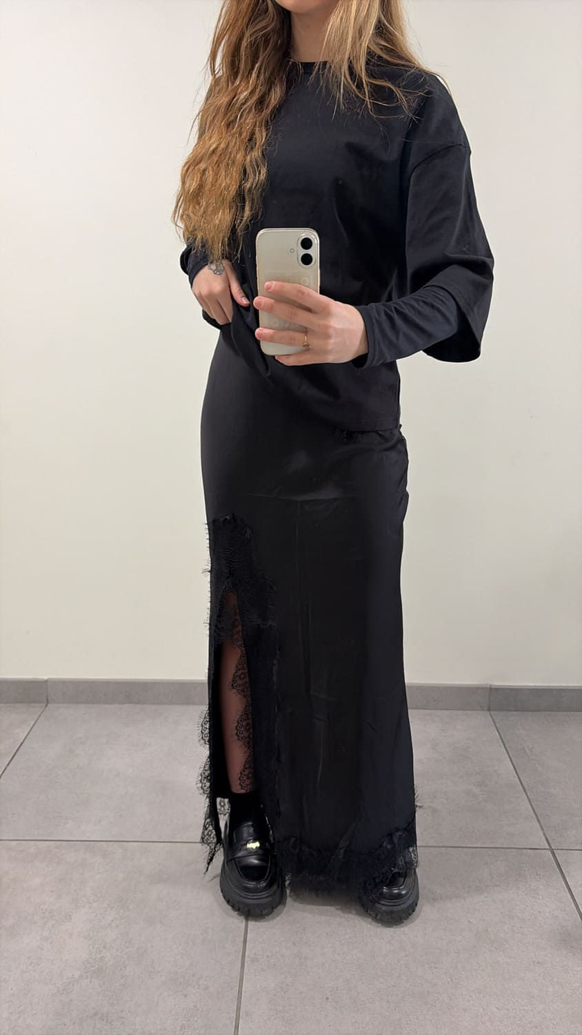 Jupe longue en satin fente à dentelle noir