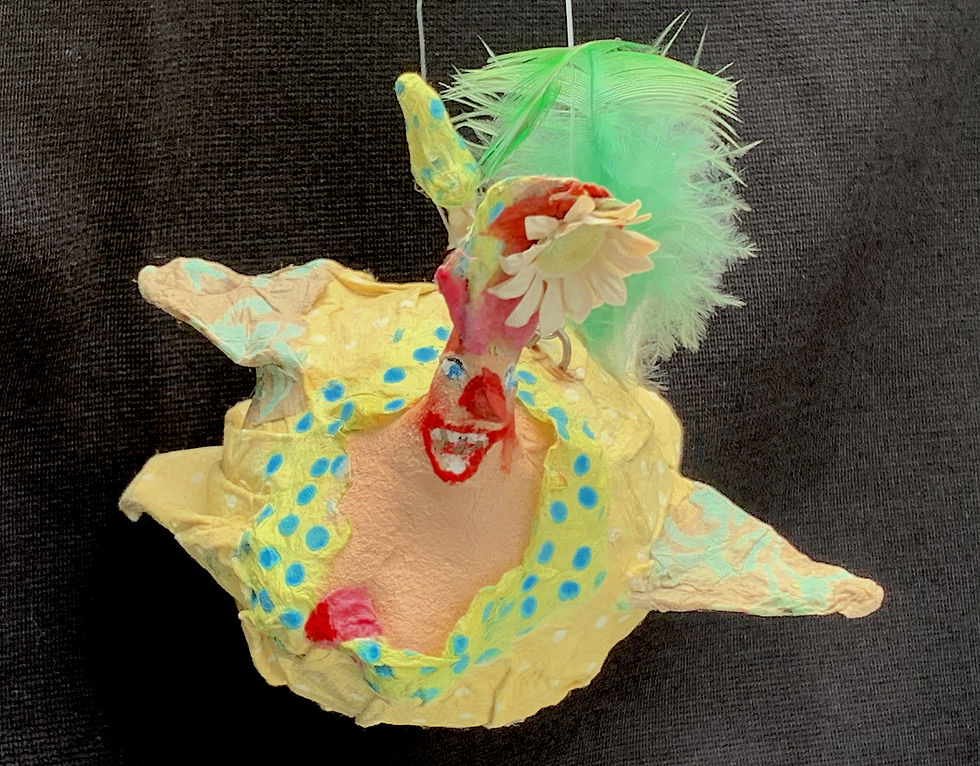 fliegendes Huhn an Feder aus Papiermaché von Dorothea Siegert