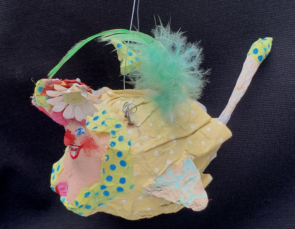 fliegendes Huhn an Feder aus Papiermaché von Dorothea Siegert