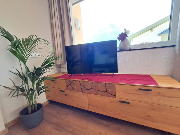 Wohnzimmer mit Flat-TV