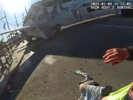 PILOTO SE SALVÓ DE MORIR, ESTRELLÓ SU AVIÓN Y CASI LO ARROLLA UN TREN