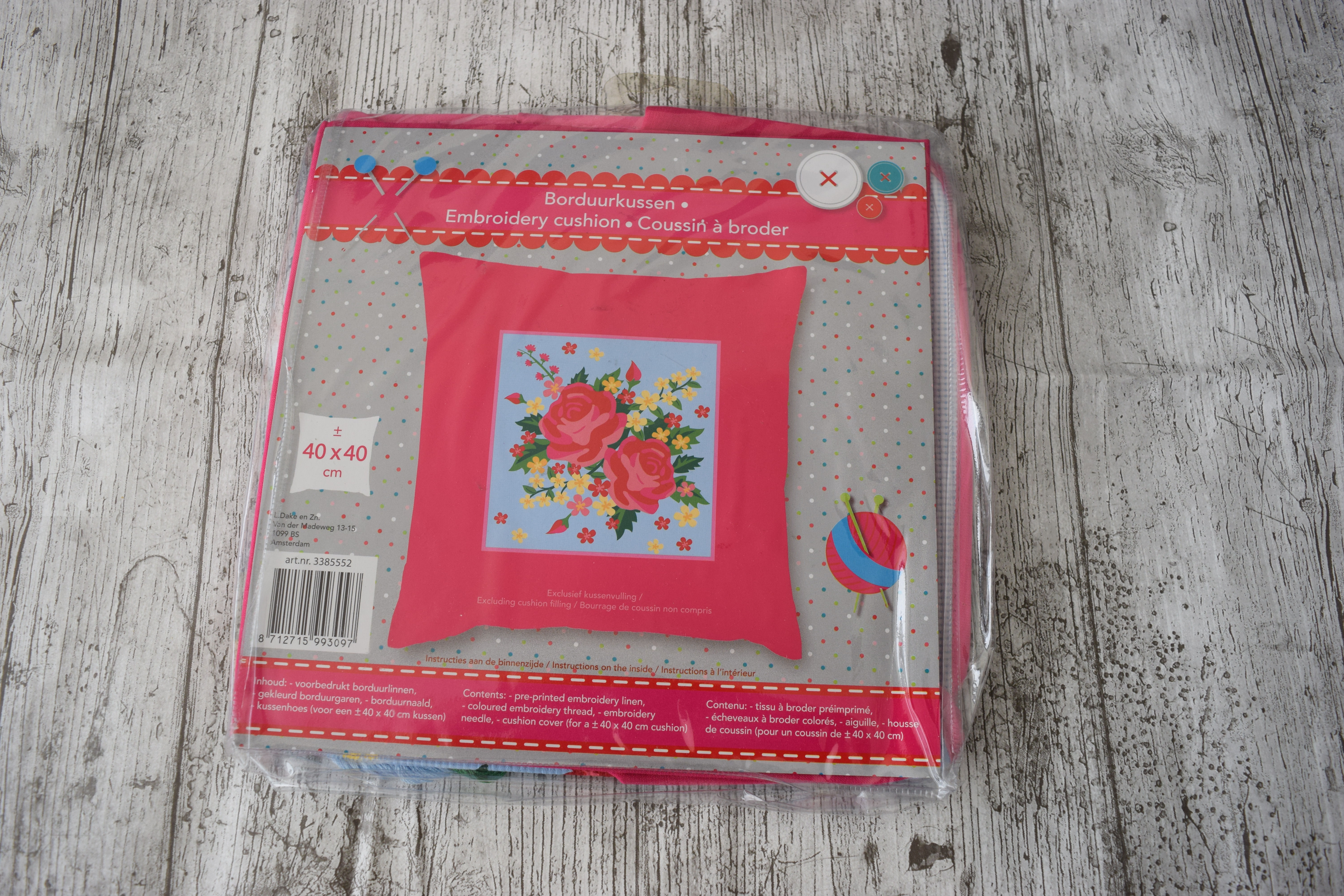 ערכת רקמה ויצירה של כרית מקסימה  - Roses Cushion