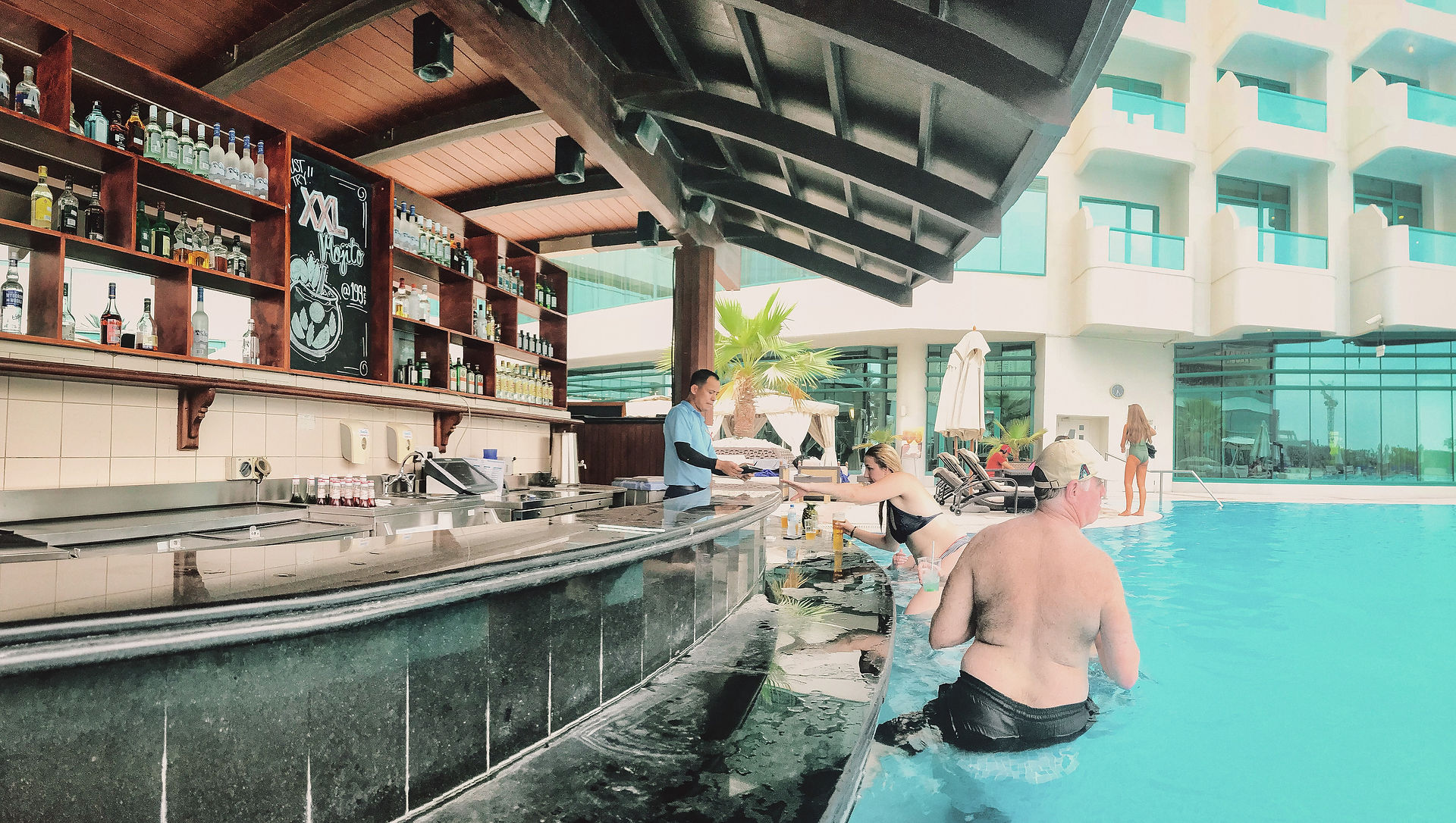 Integrierte Pool-Bar im Hilton