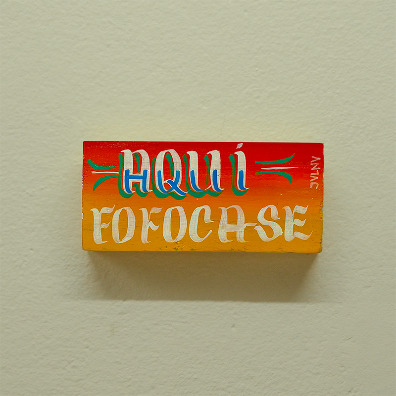 Miniatura: Placa Aqui Fofoca-se Pequena Fundo colorido