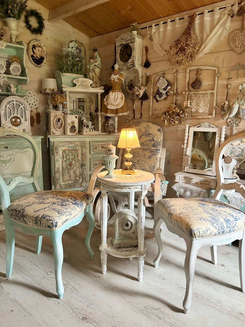 Miniatura: Stolik rzeźbiony Shabby chic