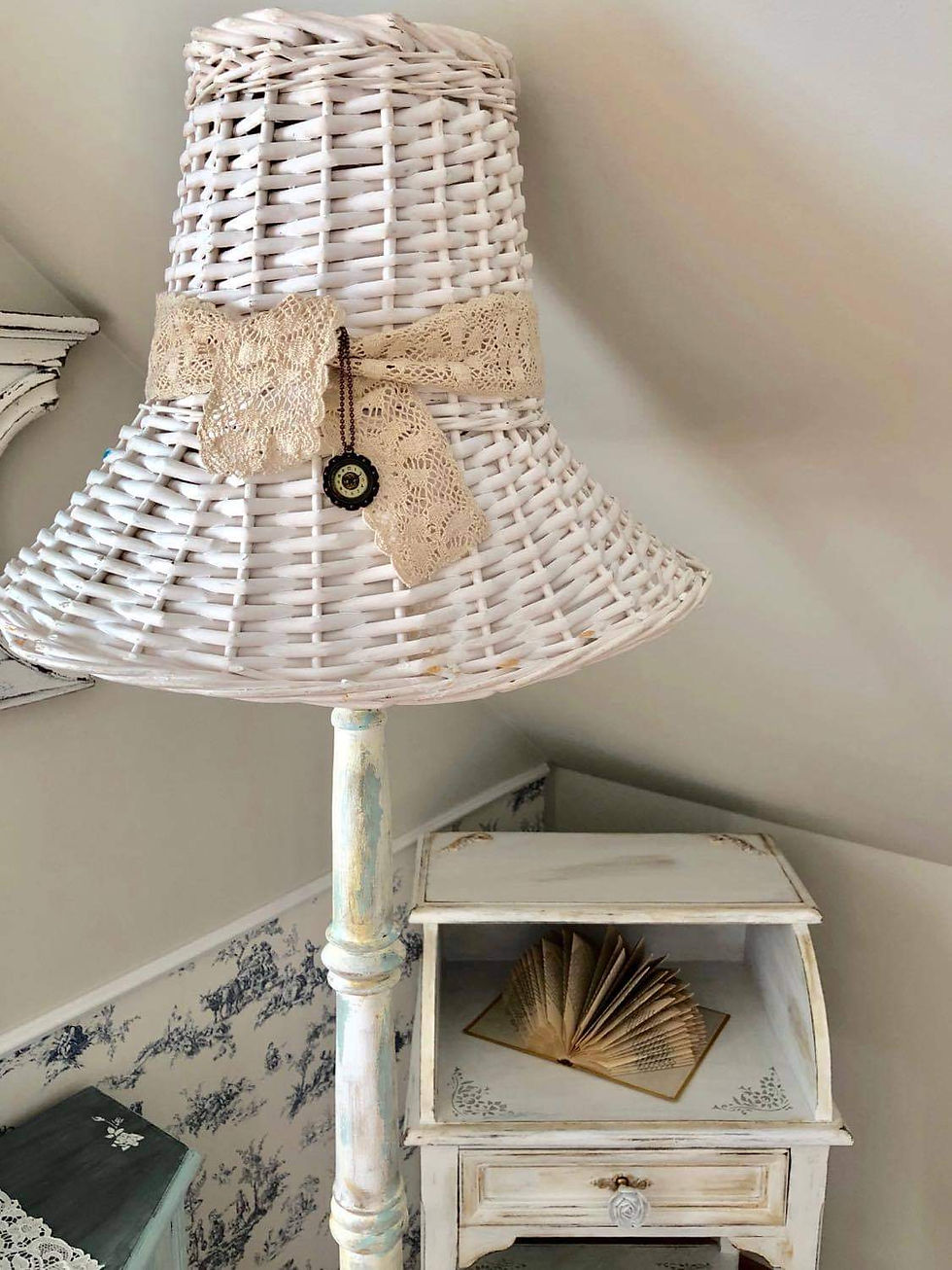Miniatura: Lampa z mini stoliczkiem