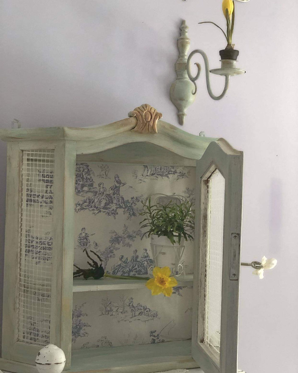 Miniatura: Witrynka muśnięta patyną