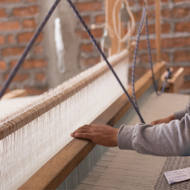 Artisan made blankets and cushions, ethically made with Alpaca. Discover the ethic and handmade production process behind our pieces. Throws and cushion covers, handcrafted in the Andes with Alpaca wool.