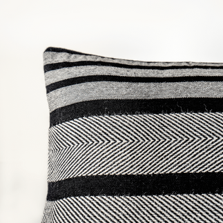 Sierra Home presenta sus fundas de cojín. Cuidadosamente diseñados y elaborados en los Andes, nuestros cojines de alpaca introducen la esencia andina a tus espacios. Producidos éticamente en los Andes por artesanos, consigue el tuyo ahora. Decoración de salón, cojines, cojines de alpaca