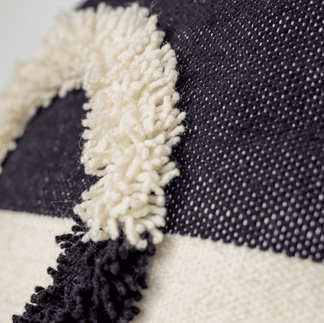Sierra Home presenta sus fundas de cojín. Cuidadosamente diseñados y elaborados en los Andes, nuestros cojines de alpaca introducen la esencia andina a tus espacios. Producidos éticamente en los Andes por artesanos, consigue el tuyo ahora.
