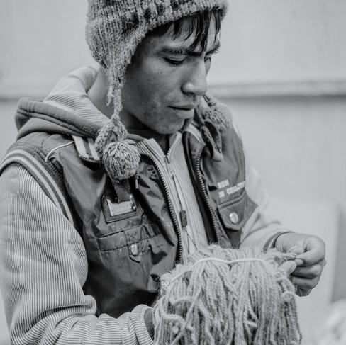 Artesano de Sierra, trabajando la fibra de alpaca