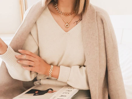 une femme élégante assise avec des bijoux en or