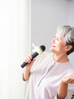 歌を楽しむシニア
