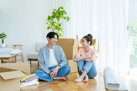 引越の荷解きをする男女