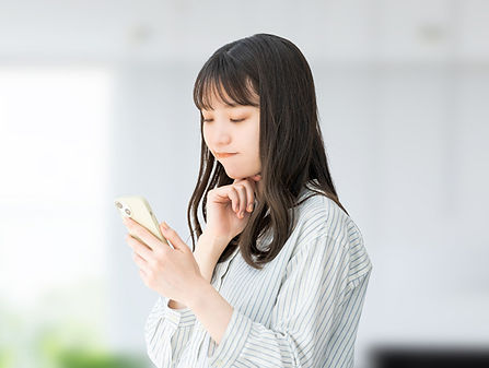 スマートフォンを見る女性