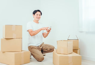 荷造りする男性