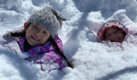 雪遊びする子ども