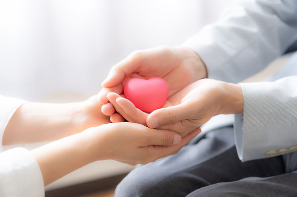 ハートを持つ手に手を添える