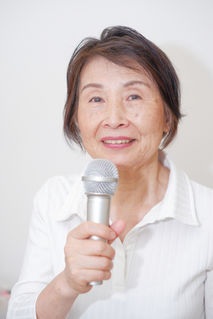 歌を楽しむシニア