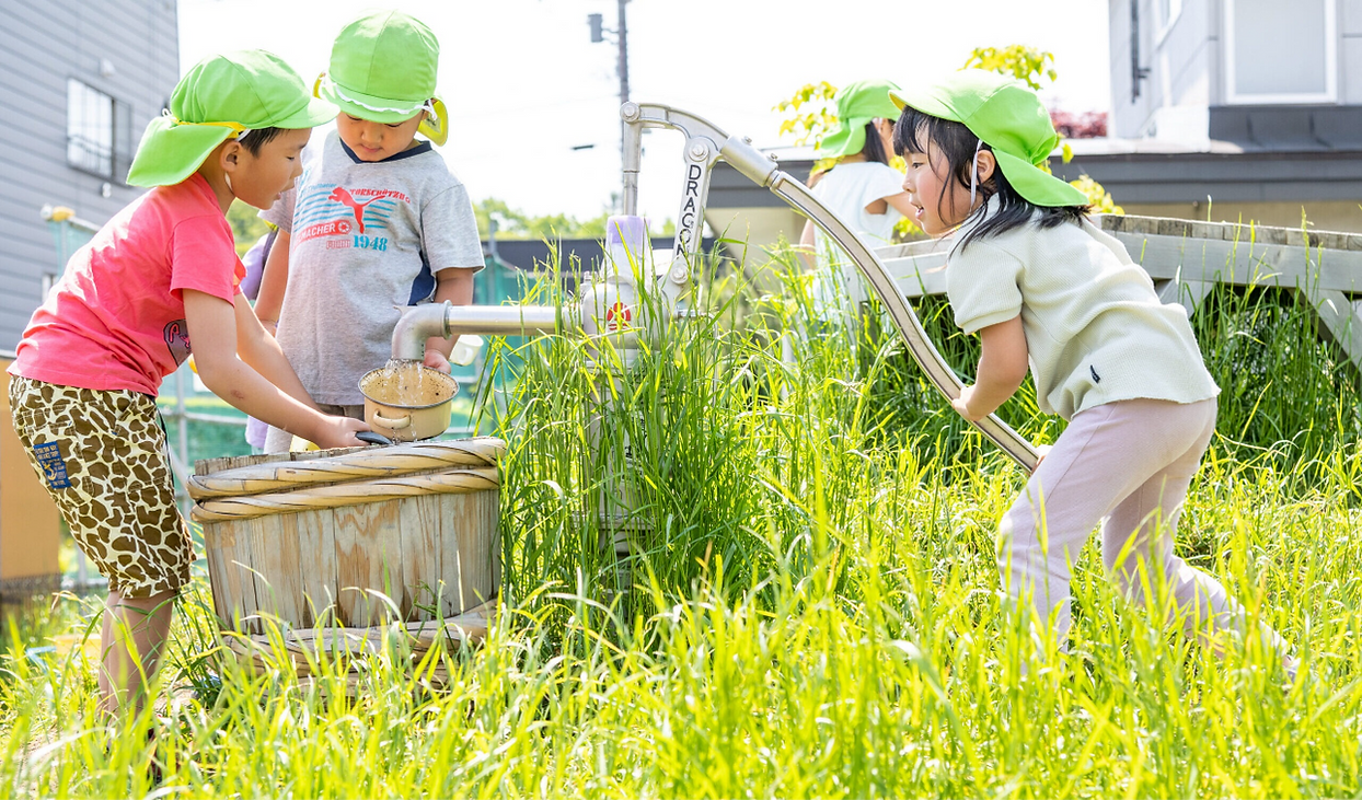 水汲みして遊ぶ子供たち