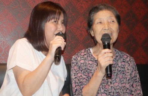 歌を楽しむシニア