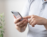 スマホを持つ男性