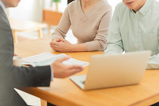 打合せするビジネスマンと男女