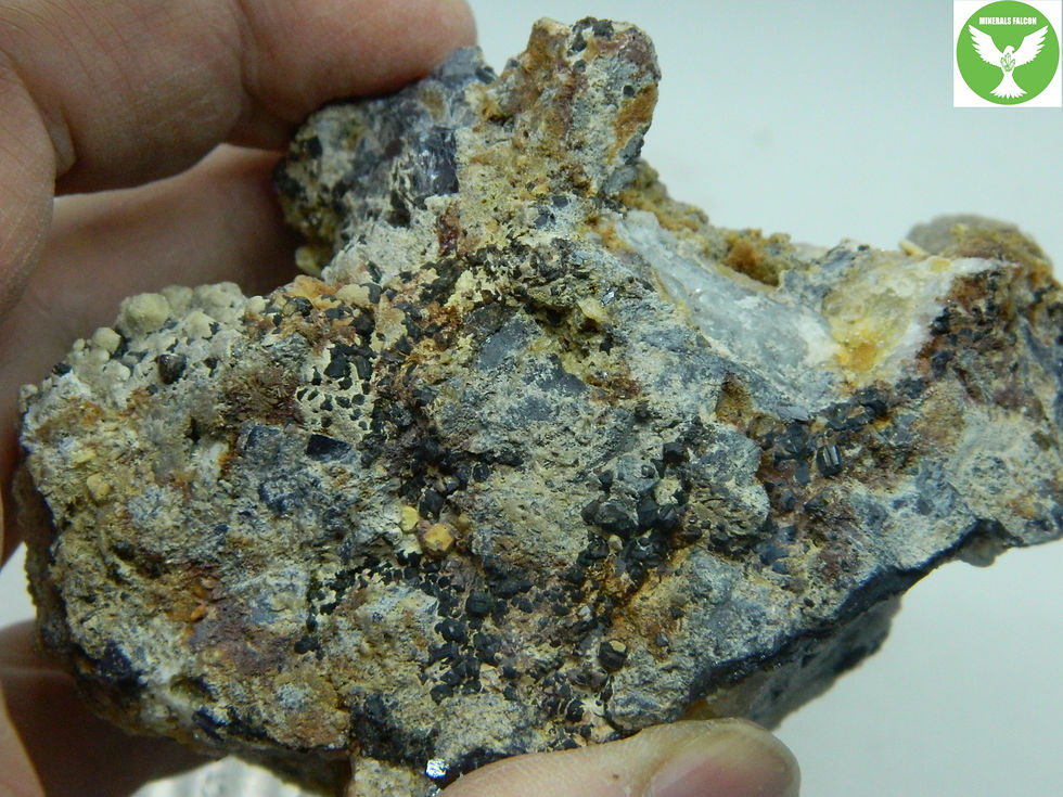 Miniatura: Pyromorfit,cerusit - Stříbro (Eng: Pyromorphite, cerussite)