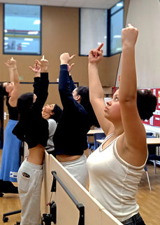 Piel con Piel 2025 - 2026 en la Barceloneta. Jóvenes por la igualdad, jóvenes contra el fascismo.