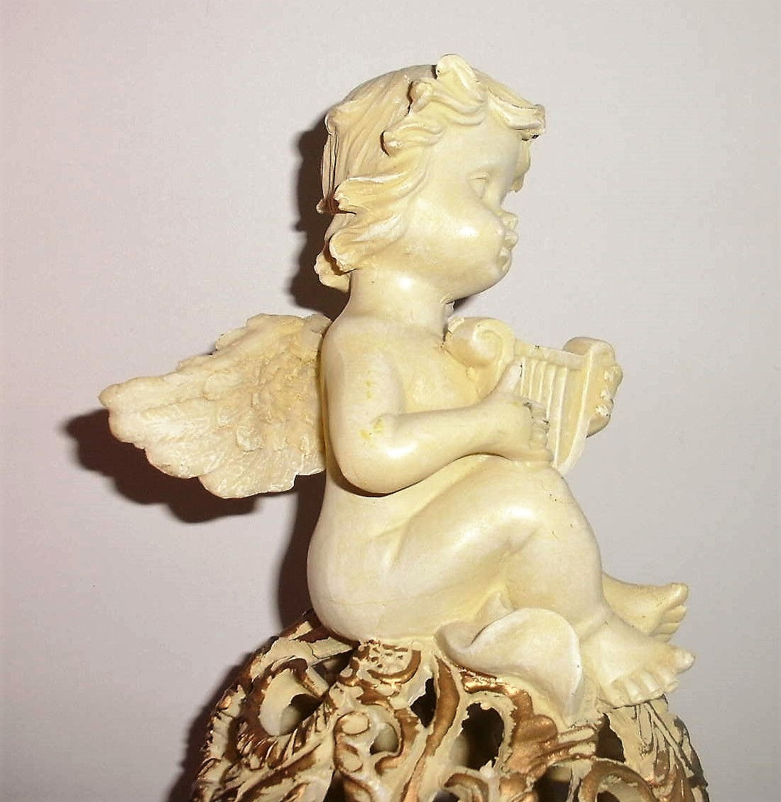 Engel auf Kugel mit einer Harfe