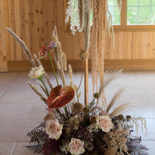 'Toffee' rose, 'Cognaca' anthurium and dried ruscus ceremony arch
Colshaw Hall