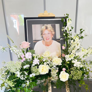 A Floral easel tribute in a garden-esque display of gorgeous roses, delicate nigella and pretty ammi perfect for a garden lover.