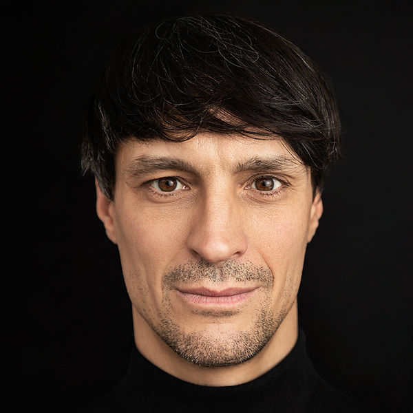 Das Bild zeigt ein Porträt des Baritons David Pichlmaier.