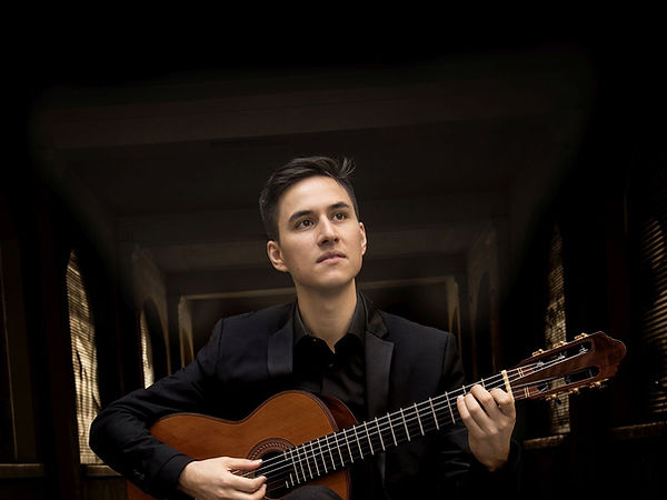 Das Bild zeigt den jungen Gitarristen Jesse Flowers mit einer Gitarre in den Händen.