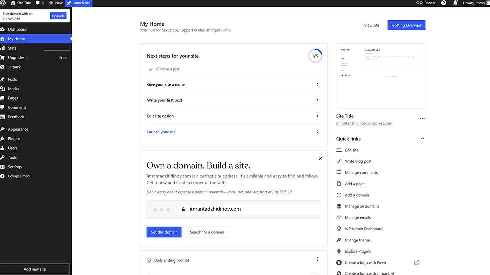 Interface WordPress avec menu latéral bleu, options de site à droite. Texte: My Home, Quick links, "Own a domain. Build a site."