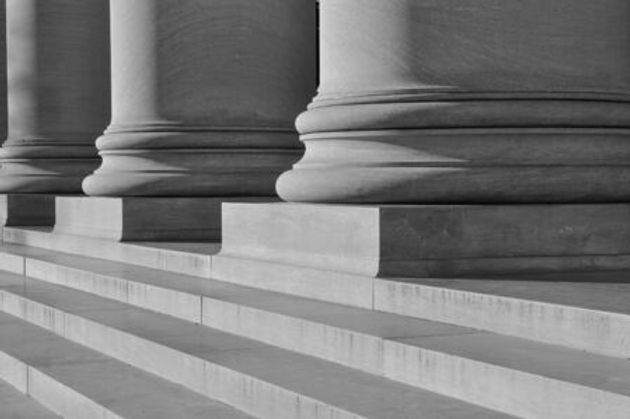 34738582-pilares-em-preto-e-branco.jpg