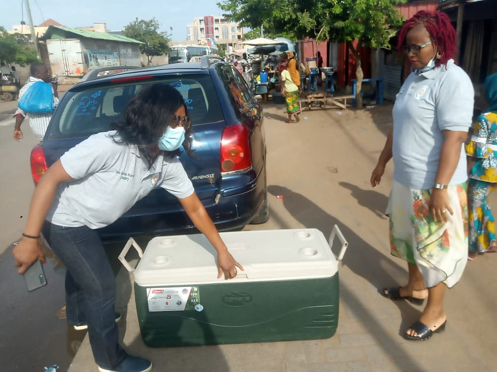 Distribution of hot meals by MA BELLE PROMO