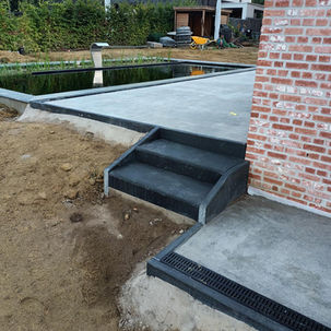 Zorgvuldig afgewerkt terras met trede