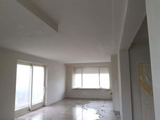 Wanden en plafond pleisterwerk met platte plint